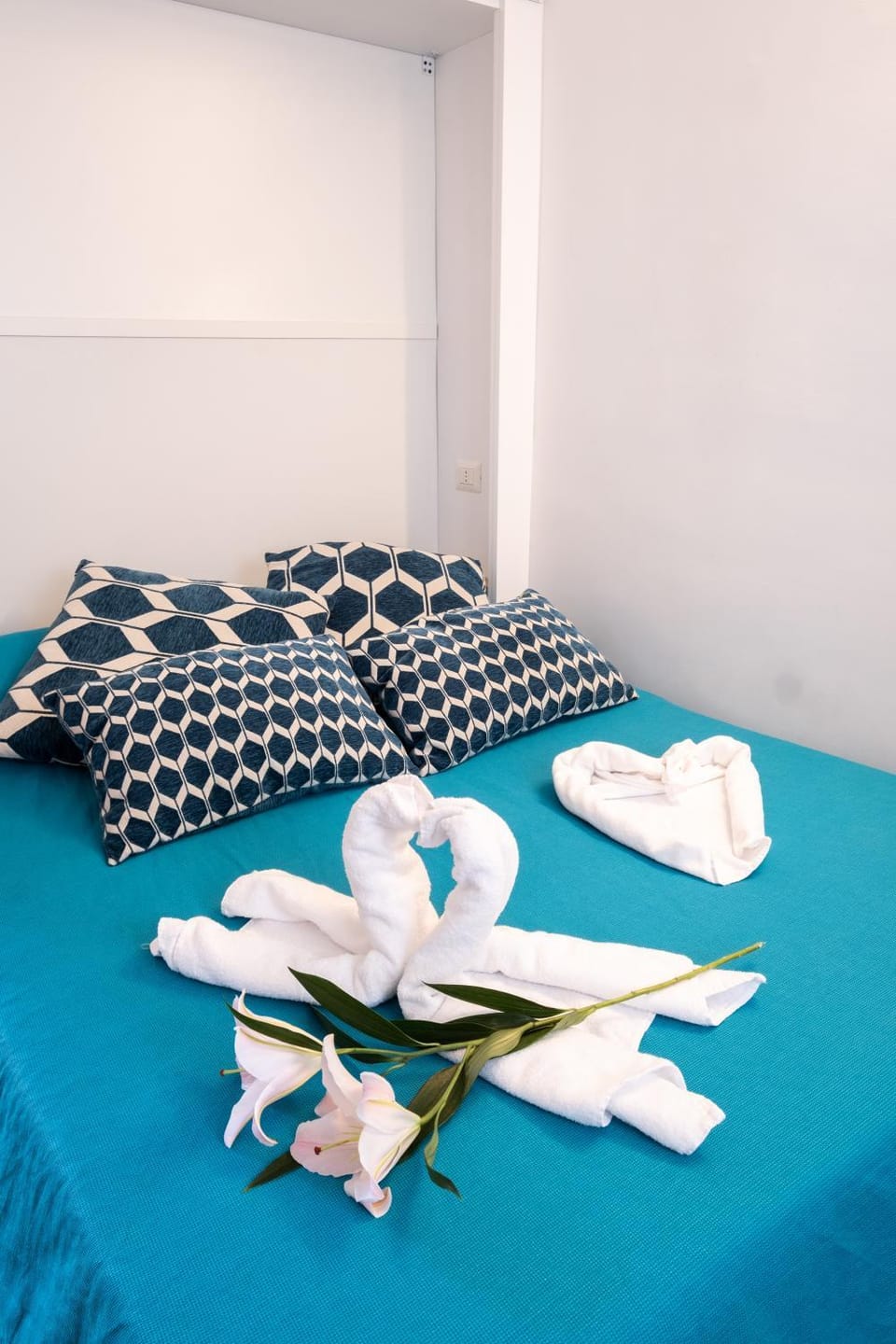 Bed, towels