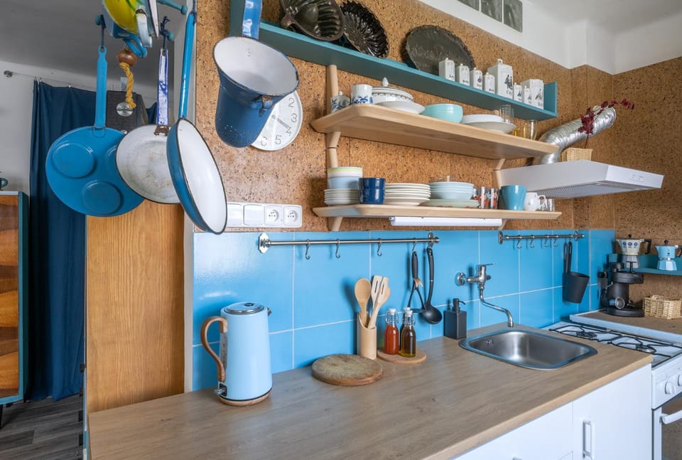 Coffee/tea facilities, Kitchen or kitchenette, stove