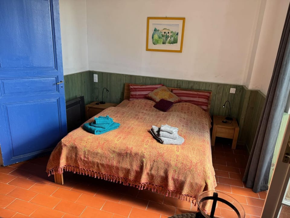 Bedroom, towels