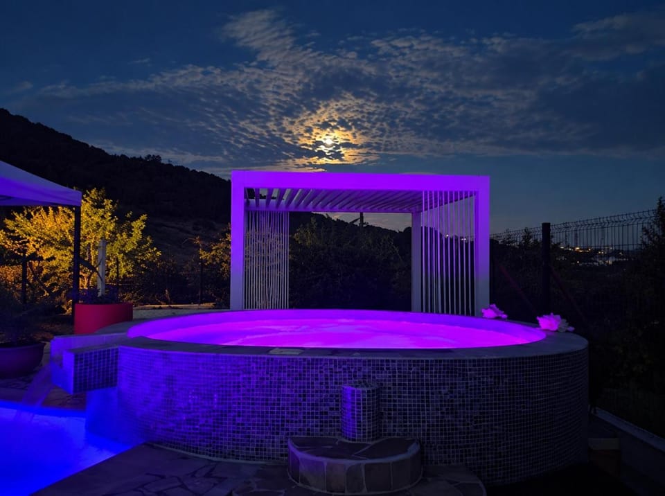 Night, Natural landscape, Hot Tub, Pool view, Swimming pool