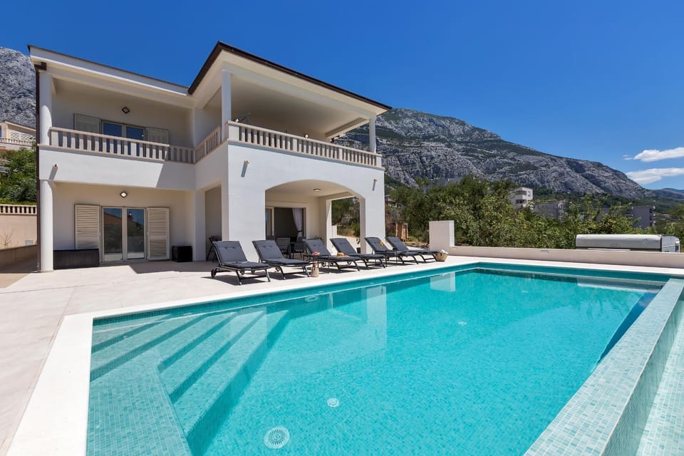Property building, Patio, Mountain view, Pool view, Swimming pool, sunbed