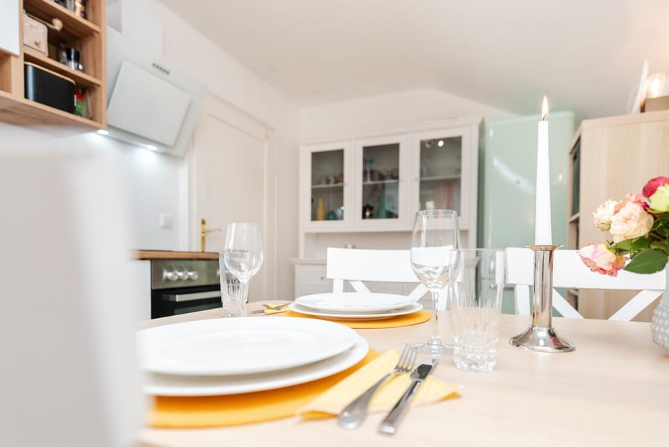 Kitchen or kitchenette, Food and drinks