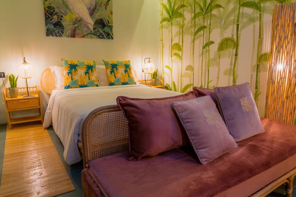 Bed, Photo of the whole room, Decorative detail, Bedroom