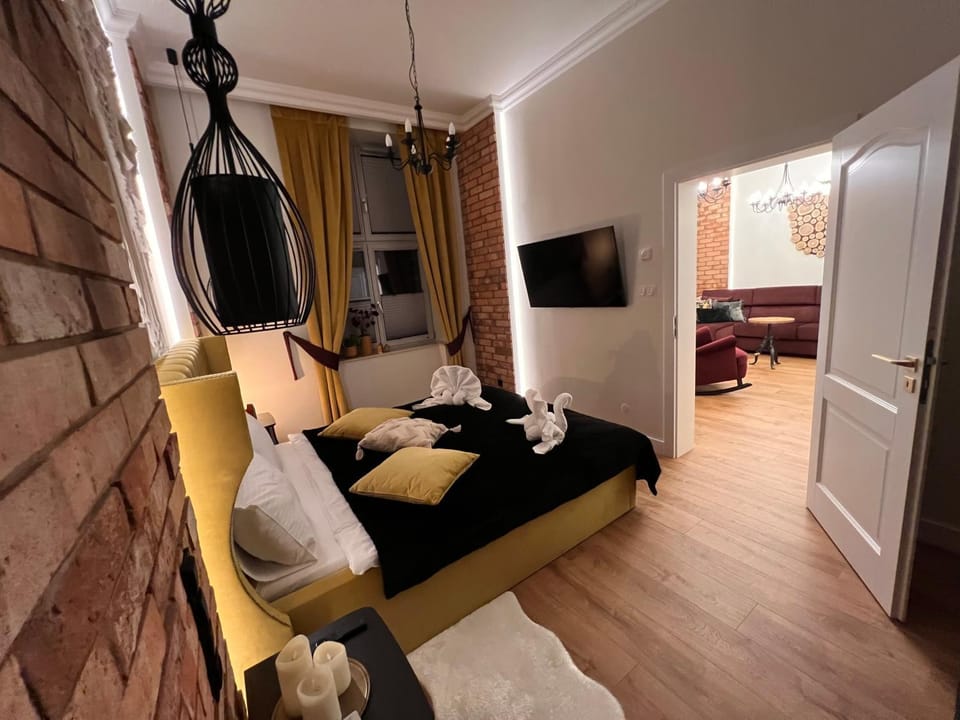 Bed, TV and multimedia, Bedroom, towels