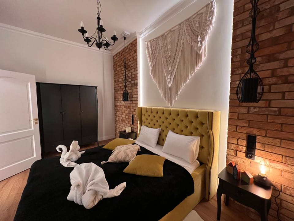 Bedroom, towels