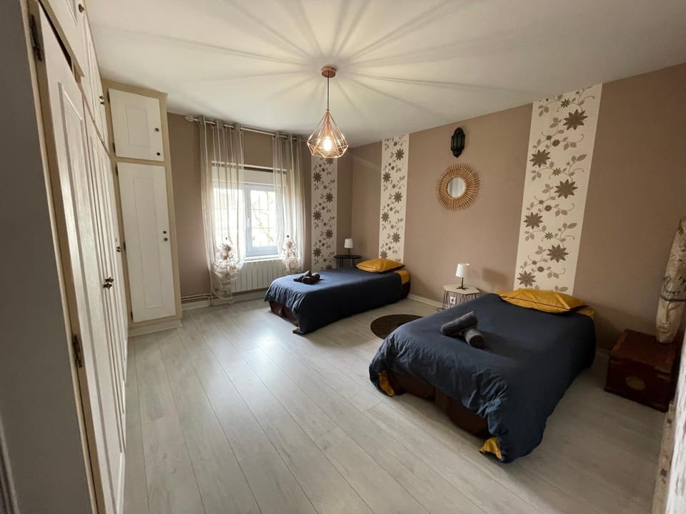 Photo of the whole room, Bedroom