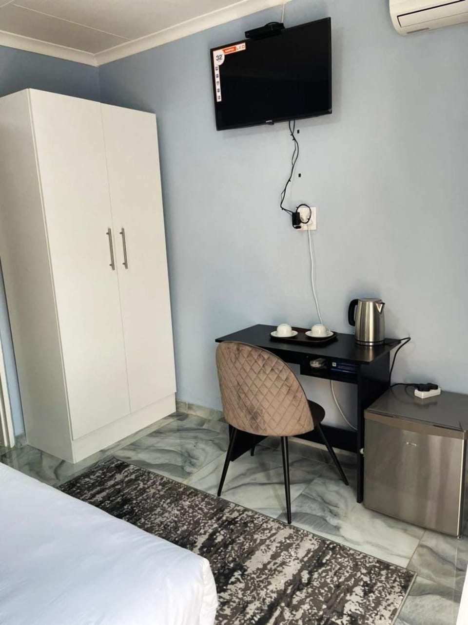Bed, TV and multimedia, Kitchen or kitchenette, Bedroom, hair dresser
