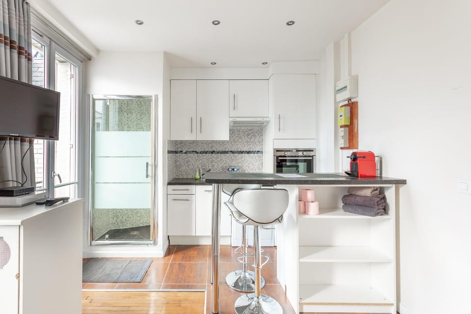 Paris Eiffel Studio Apartment in Paris