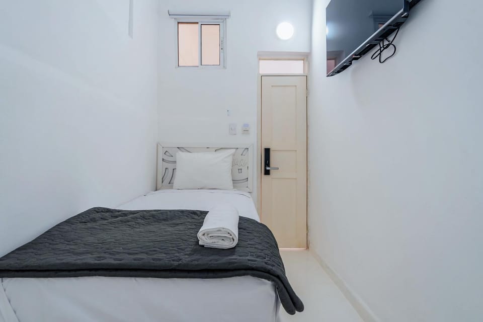 Bed, TV and multimedia, Bedroom