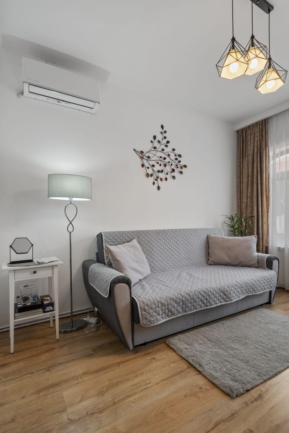 Bed, Living room, Seating area, air conditioner