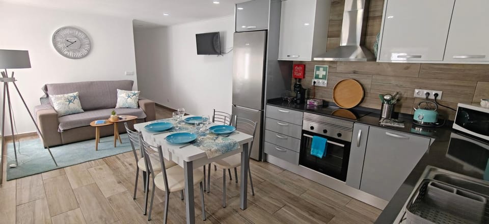 Coffee/tea facilities, Kitchen or kitchenette, Living room, Dining area, dishwasher, oven, stove, toaster