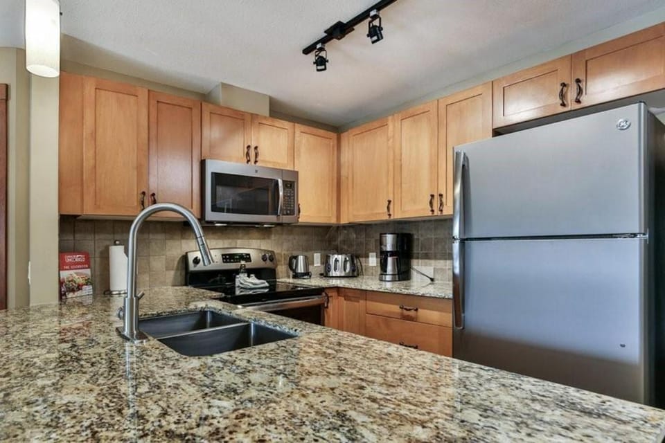 Luxury Falcon Crest Lodge 1 Bedroom 1 Pullout Kitchen Hot Tub Apartment hotel in Canmore