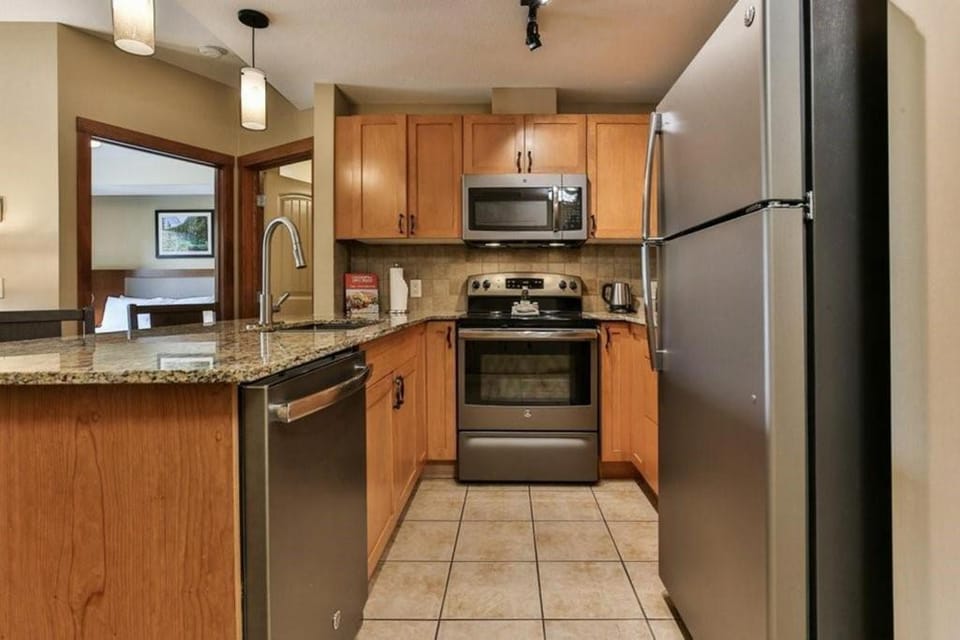 Luxury Falcon Crest Lodge 1 Bedroom 1 Pullout Kitchen Hot Tub Apartment hotel in Canmore