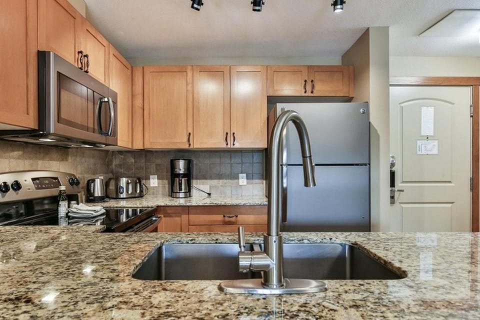 Luxury Falcon Crest Lodge 1 Bedroom 1 Pullout Kitchen Hot Tub Apartment hotel in Canmore