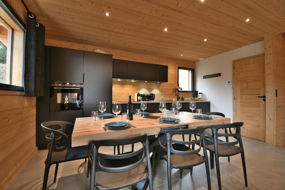 Kitchen or kitchenette, Dining area