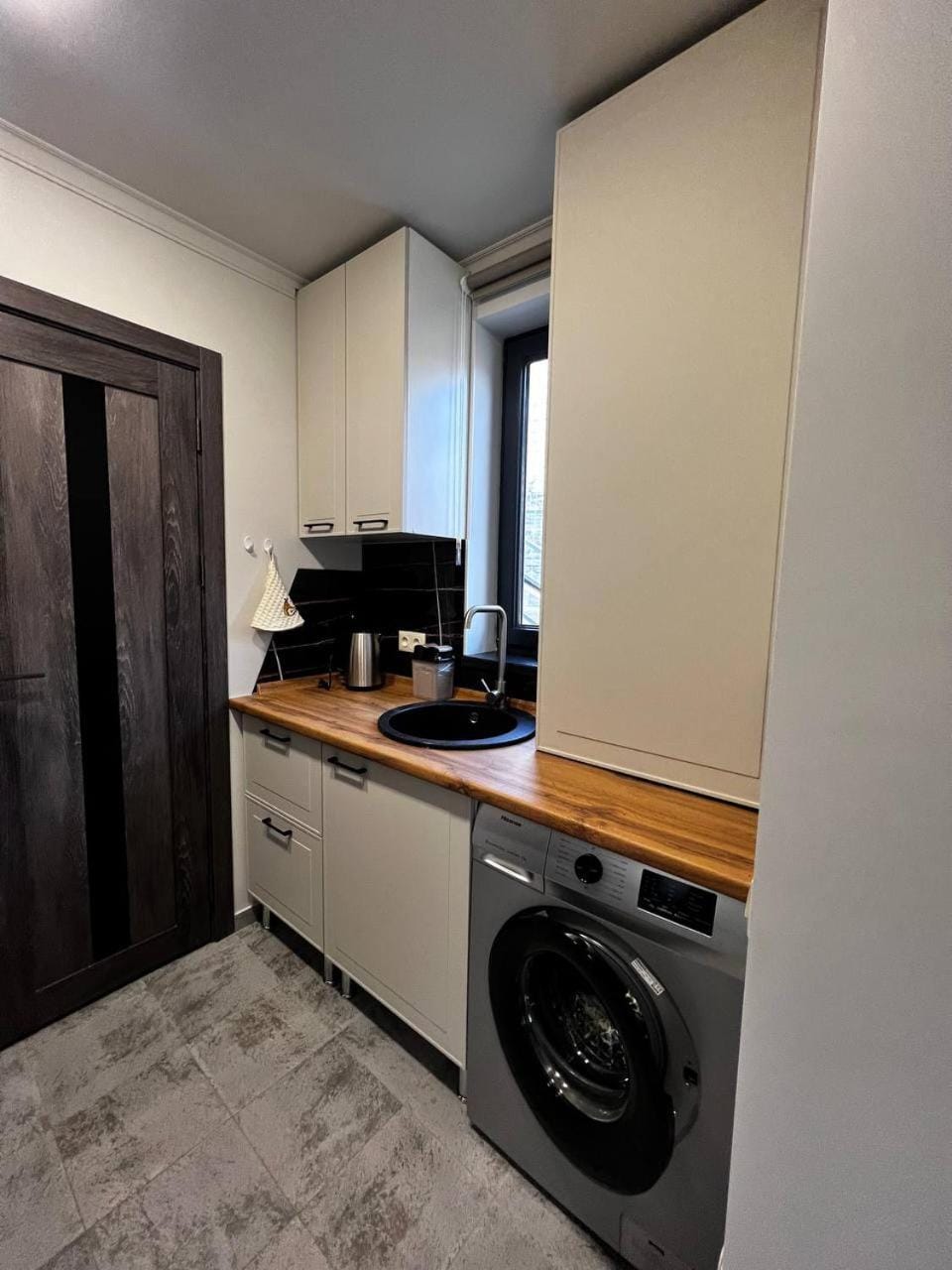 Kitchen or kitchenette, washing machine