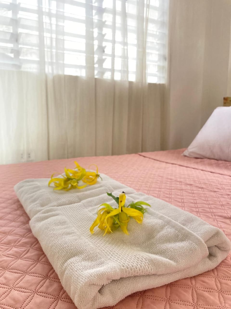 Bed, Bedroom, towels