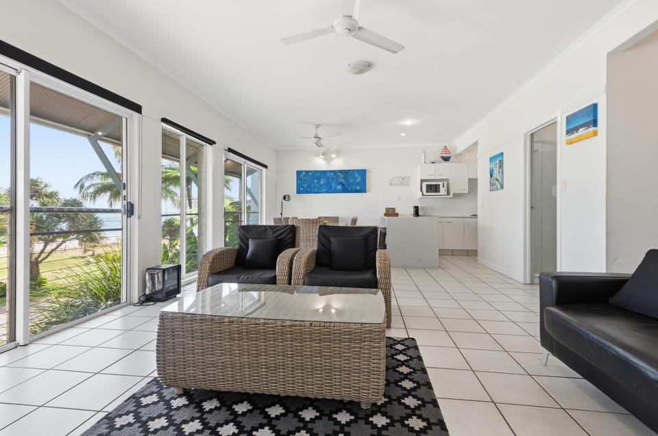 Seating area, Dining area, Sea view