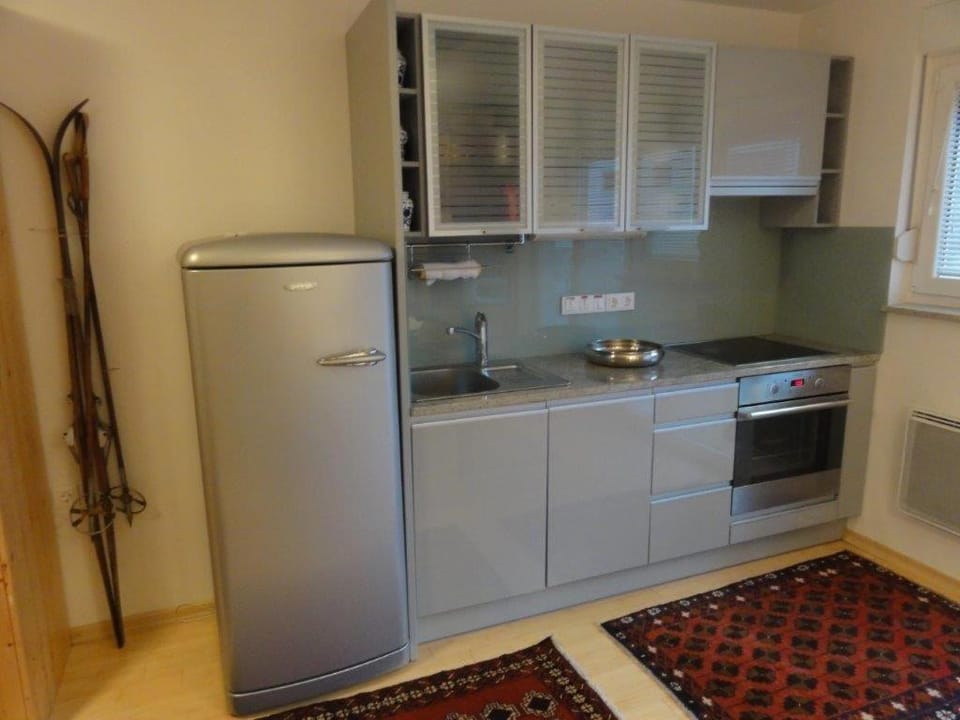 Kitchen or kitchenette, pet friendly, stove