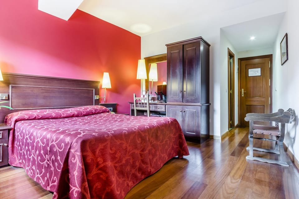 Toilet, Bed, Photo of the whole room, Decorative detail, Bedroom