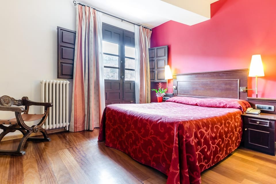 Bed, Photo of the whole room, Decorative detail, Bedroom