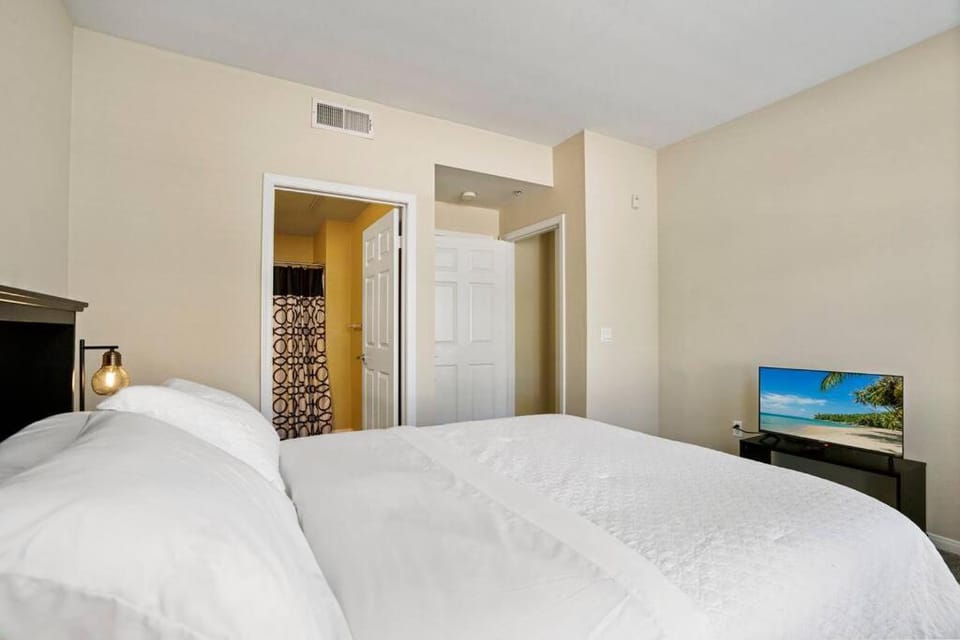 Luxury 2BR/2BA!5Min to Disney! Angelstadium! HondaCenter. Apartment in Orange