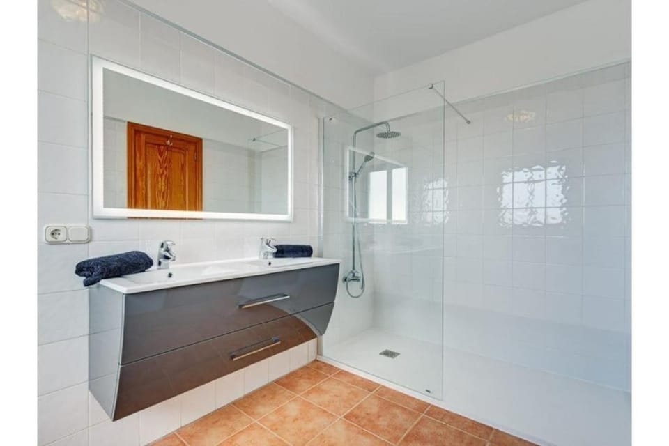 Shower, Bathroom, towels