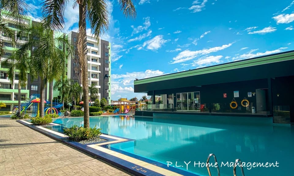Property building, Day, Pool view, Swimming pool, sunbed