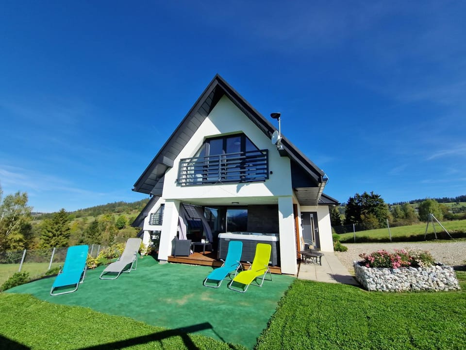 Property building, Patio, Spring, Day, Natural landscape, Garden, Evening entertainment, Garden view, sunbed