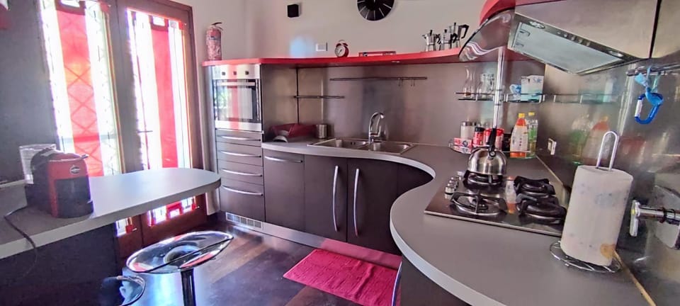 Coffee/tea facilities, Kitchen or kitchenette, dishwasher, oven, stove
