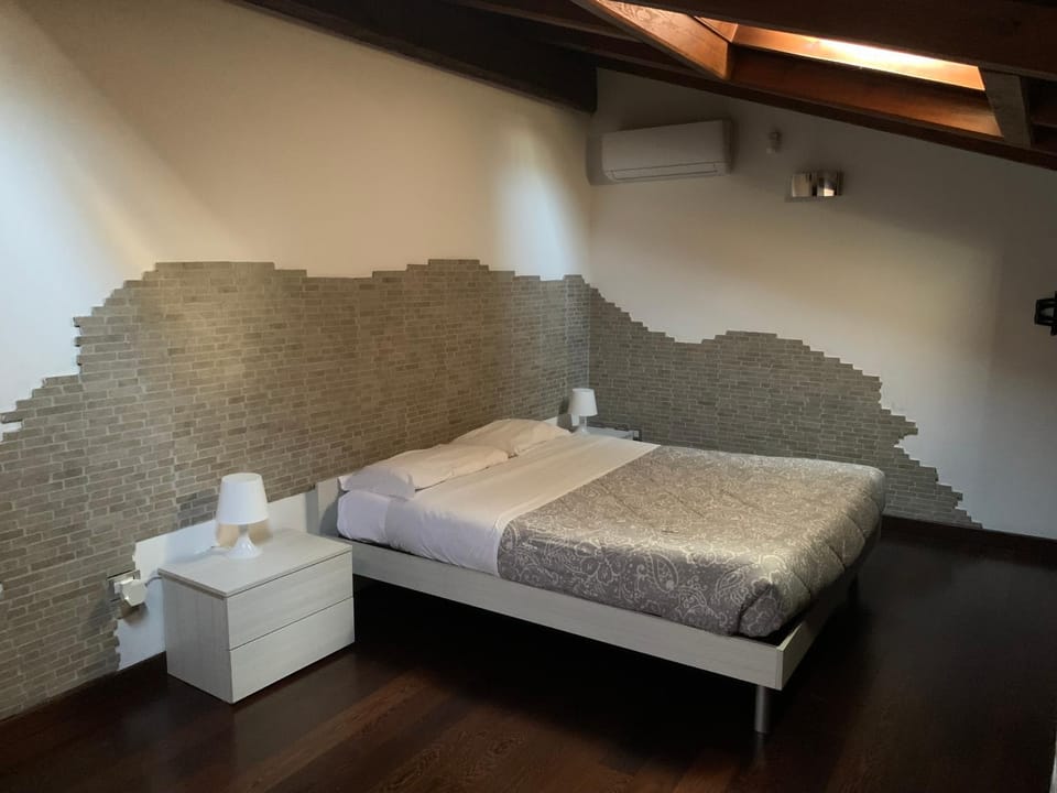 Bedroom, locker, air conditioner
