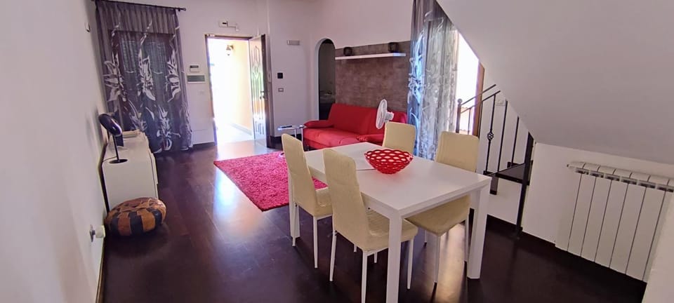 Living room, Photo of the whole room, Seating area, Dining area, internet