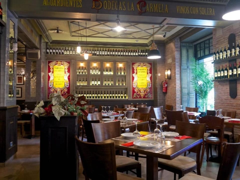 Restaurant/places to eat, Meals, Breakfast, Continental breakfast, Buffet breakfast, English/Irish breakfast, American breakfast, Lunch, Dinner