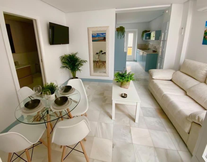 Seating area, Dining area