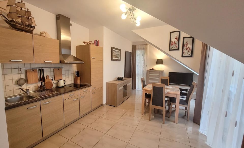 TV and multimedia, Kitchen or kitchenette, Dining area, stove