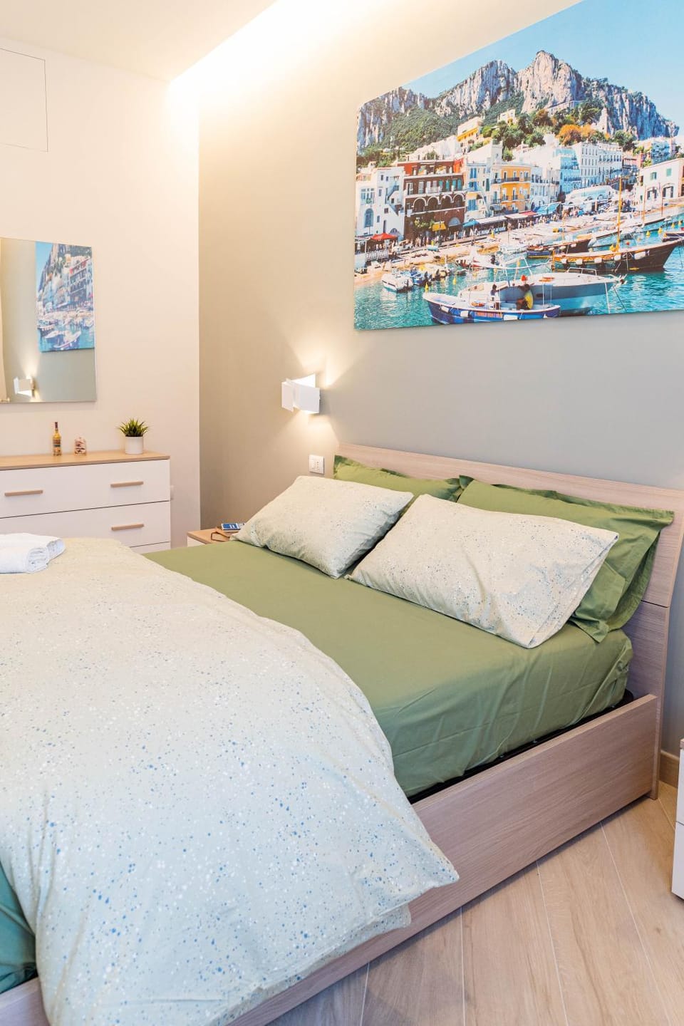 Bed, Photo of the whole room, Bedroom