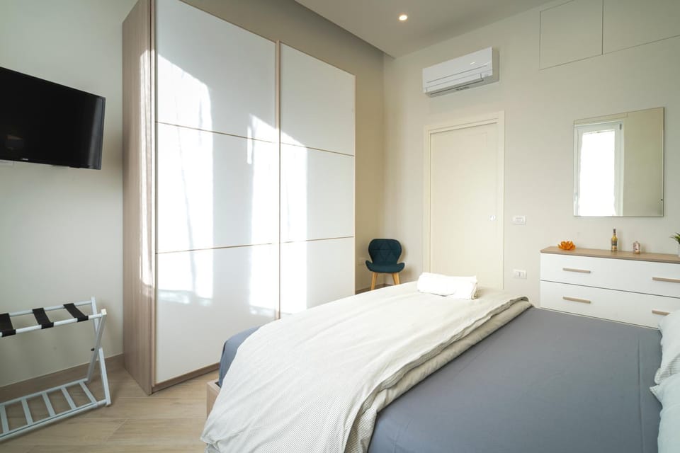 Bed, TV and multimedia, Photo of the whole room, Bedroom, wardrobe, air conditioner
