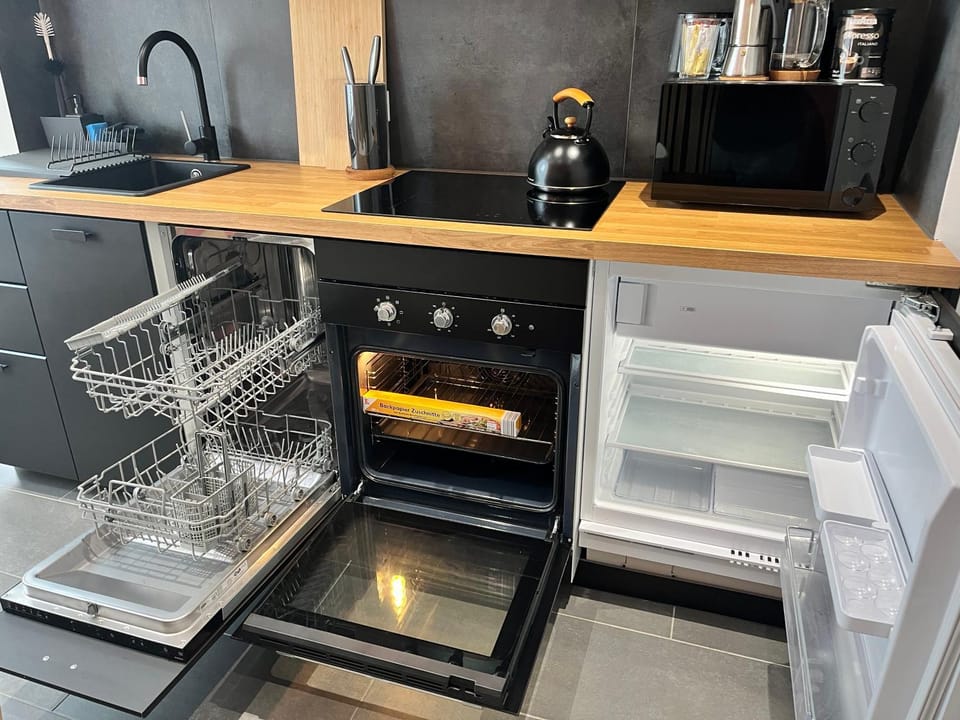 Coffee/tea facilities, Kitchen or kitchenette, dishwasher, oven, stove