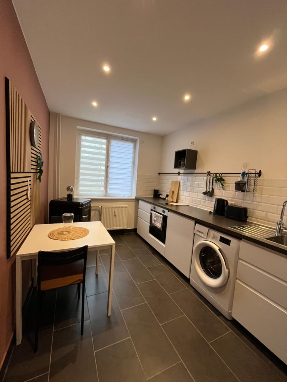 Coffee/tea facilities, Kitchen or kitchenette, Dining area, dishwasher, oven, stove, toaster, washing machine
