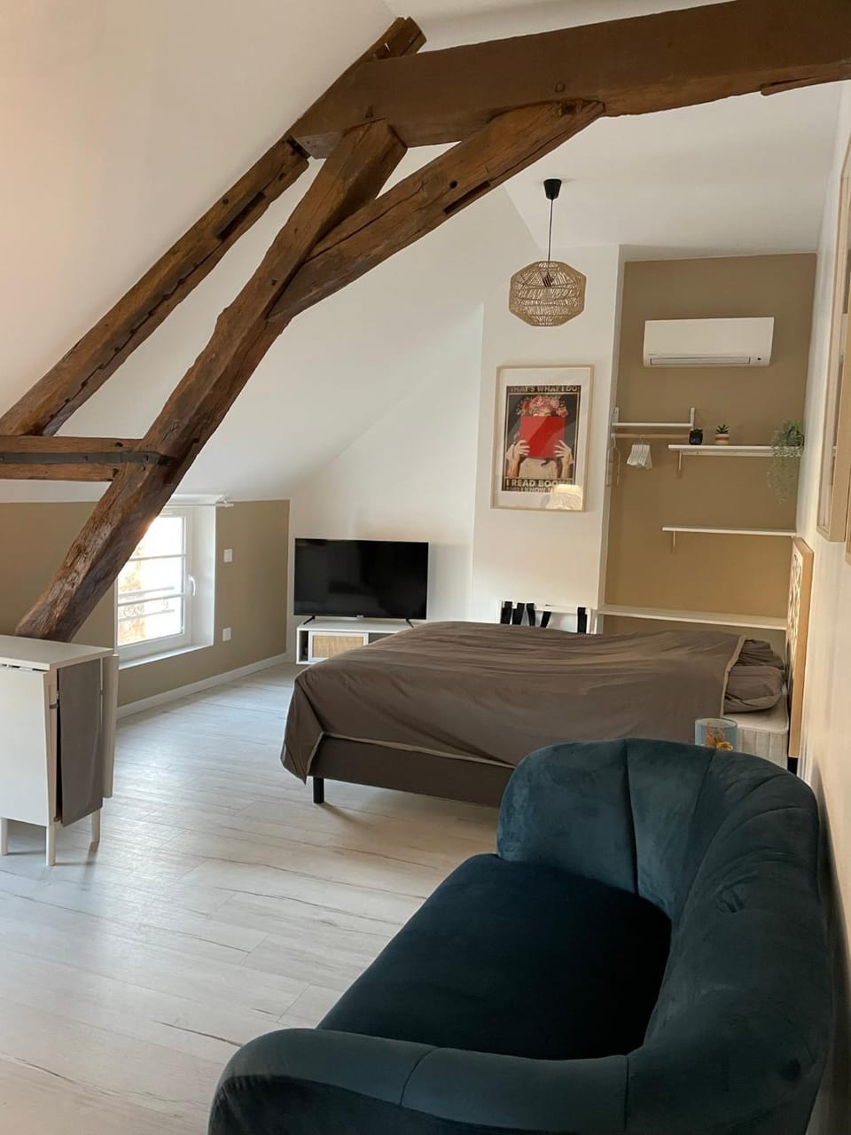 Bed, TV and multimedia, Photo of the whole room, Bedroom