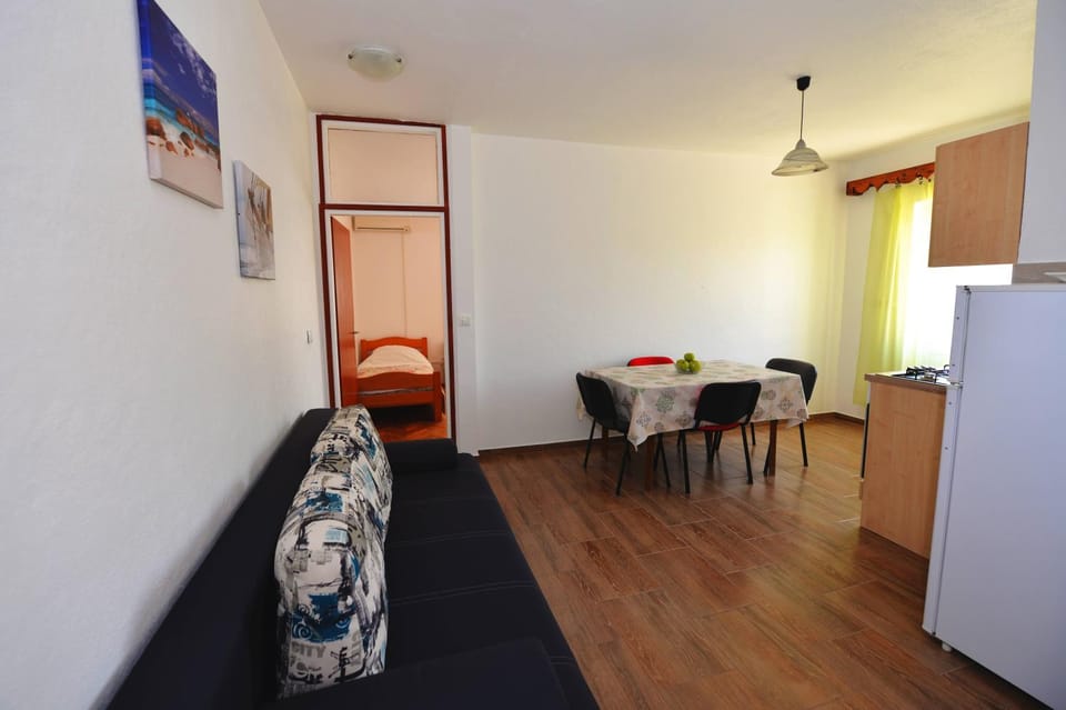 Kitchen or kitchenette, Living room, Seating area, Dining area, oven