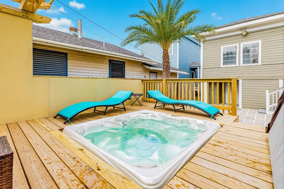 Ocean Waves House in Galveston Island