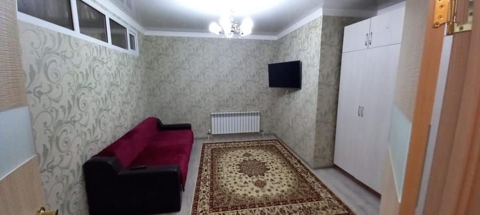 Bed, TV and multimedia, Living room, Seating area, Bedroom