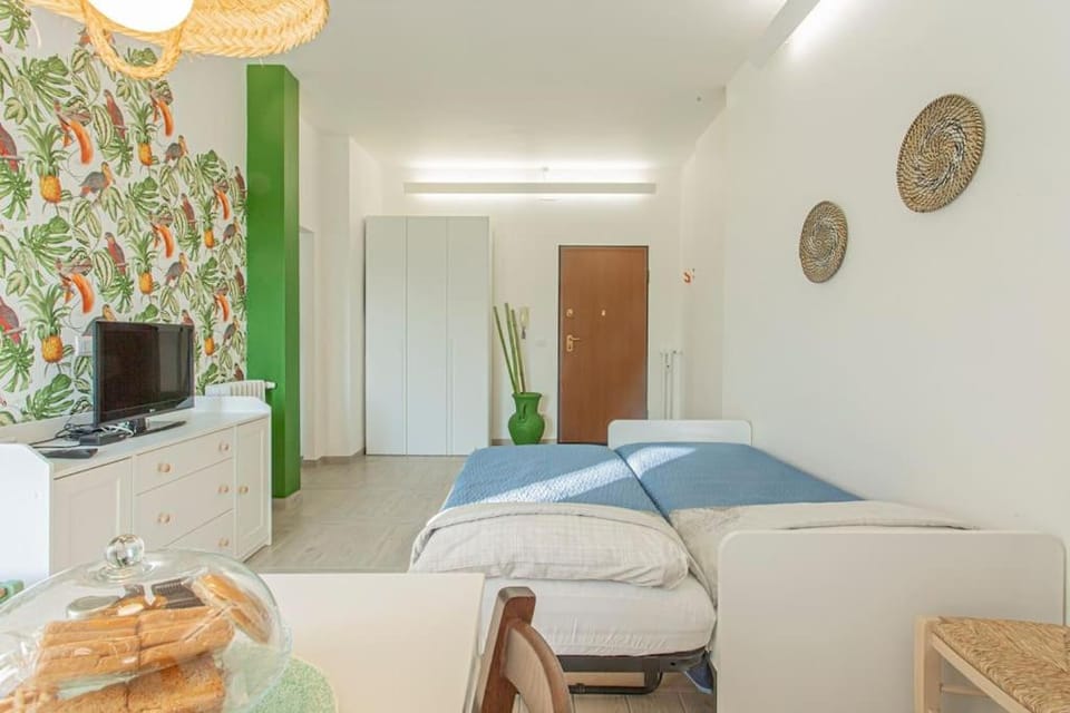 Bed, TV and multimedia, Living room, Photo of the whole room, Seating area, Bedroom