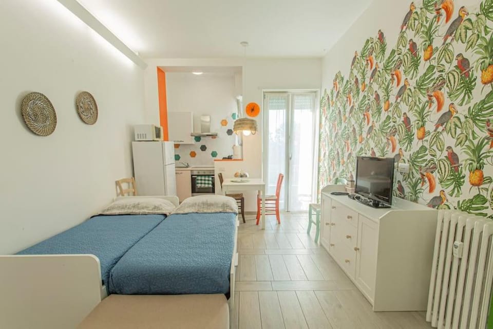 TV and multimedia, Kitchen or kitchenette, Living room, Photo of the whole room, Seating area, Bedroom, hair dresser