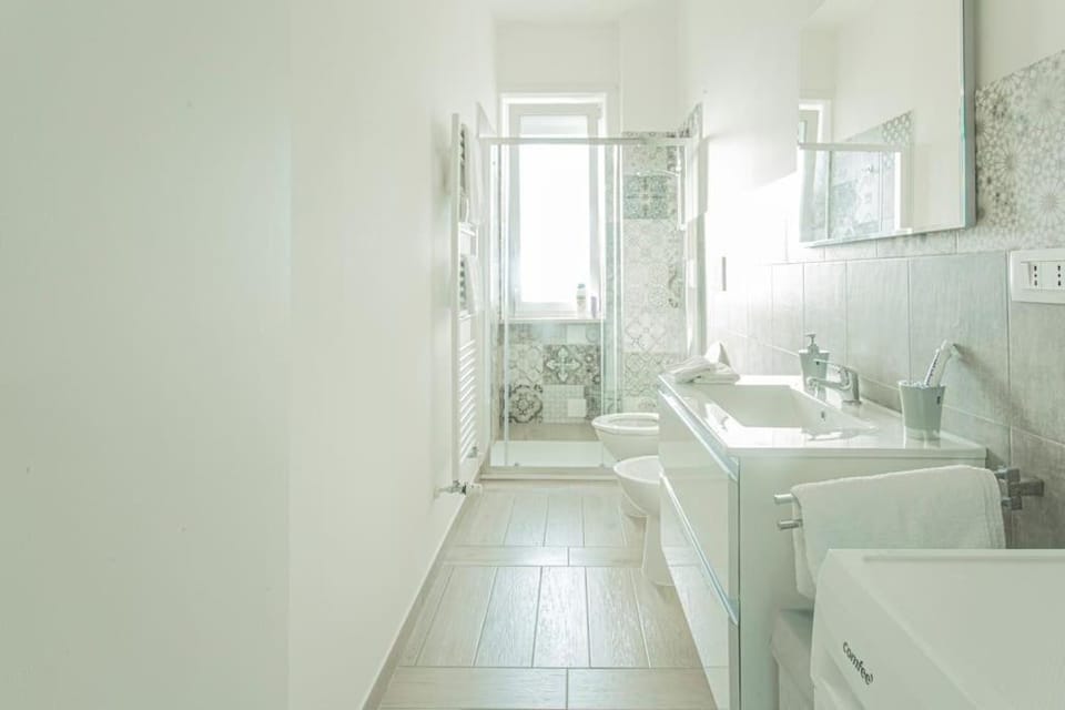 Bathroom, towels, washing machine