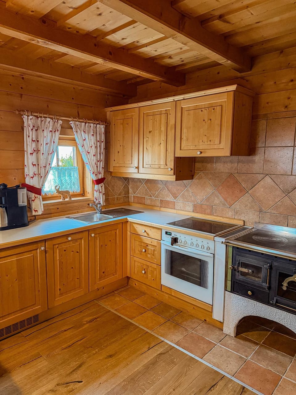 Kitchen or kitchenette, oven, kitchen