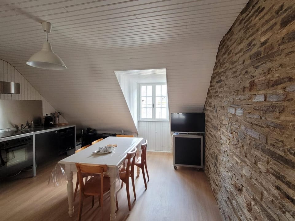Kitchen or kitchenette, Seating area, Dining area, stove