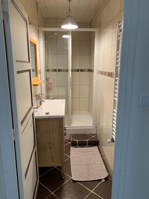 Shower, Bathroom, towels