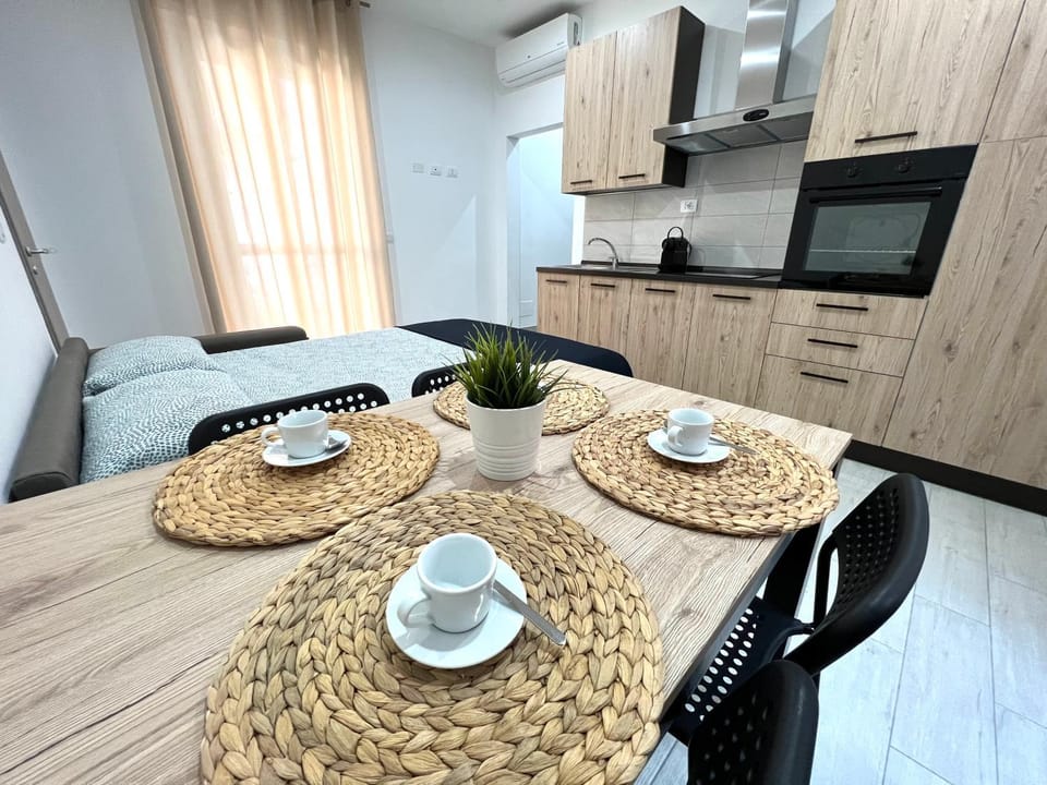 Kitchen or kitchenette, Dining area, stove